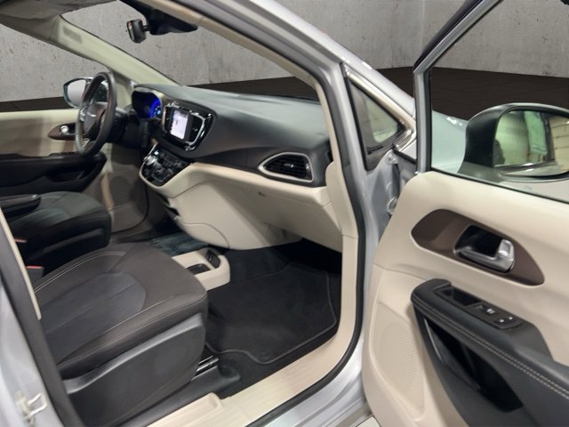 Used 2023 Chrysler Voyager LX FWD image 34