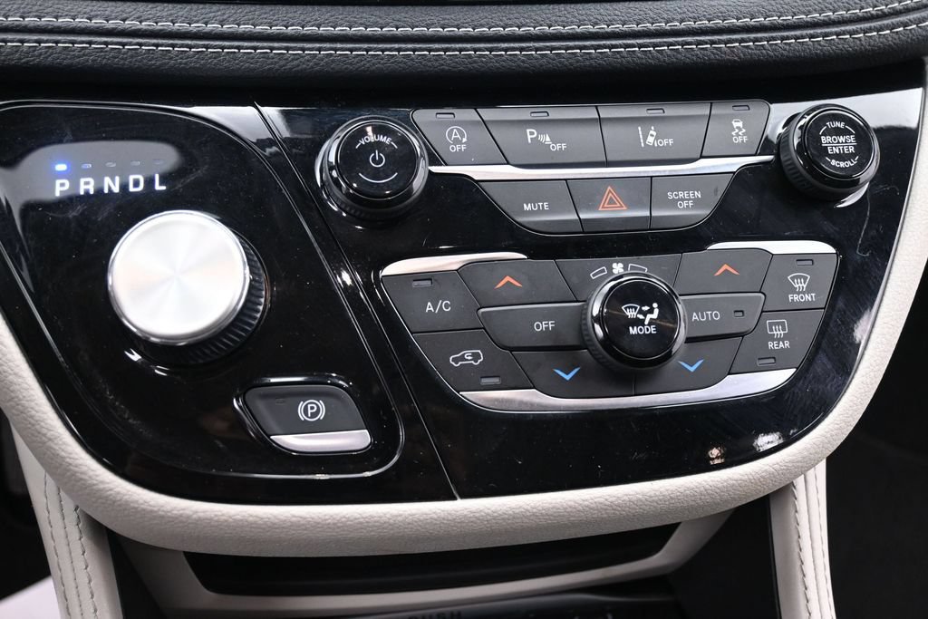 Used 2023 Chrysler Pacifica Limited FWD image 11