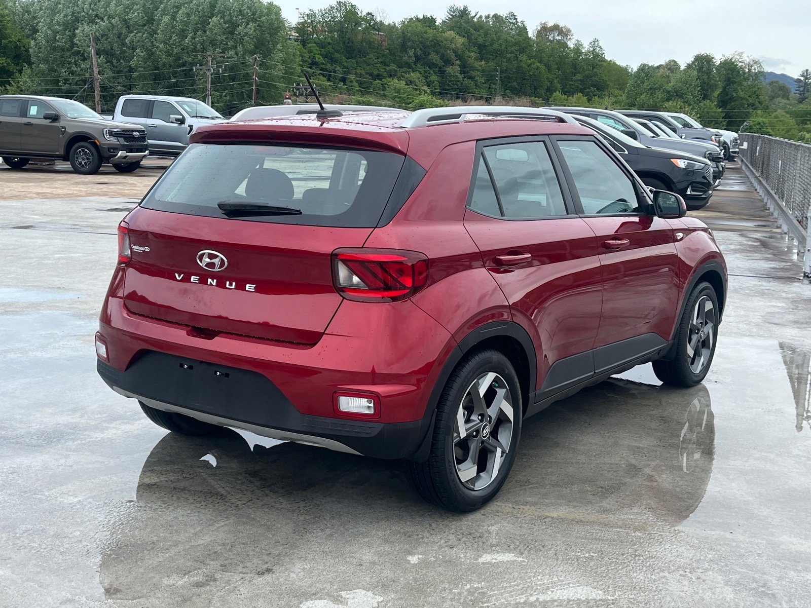 Used 2024 Hyundai Venue SEL FWD image 3