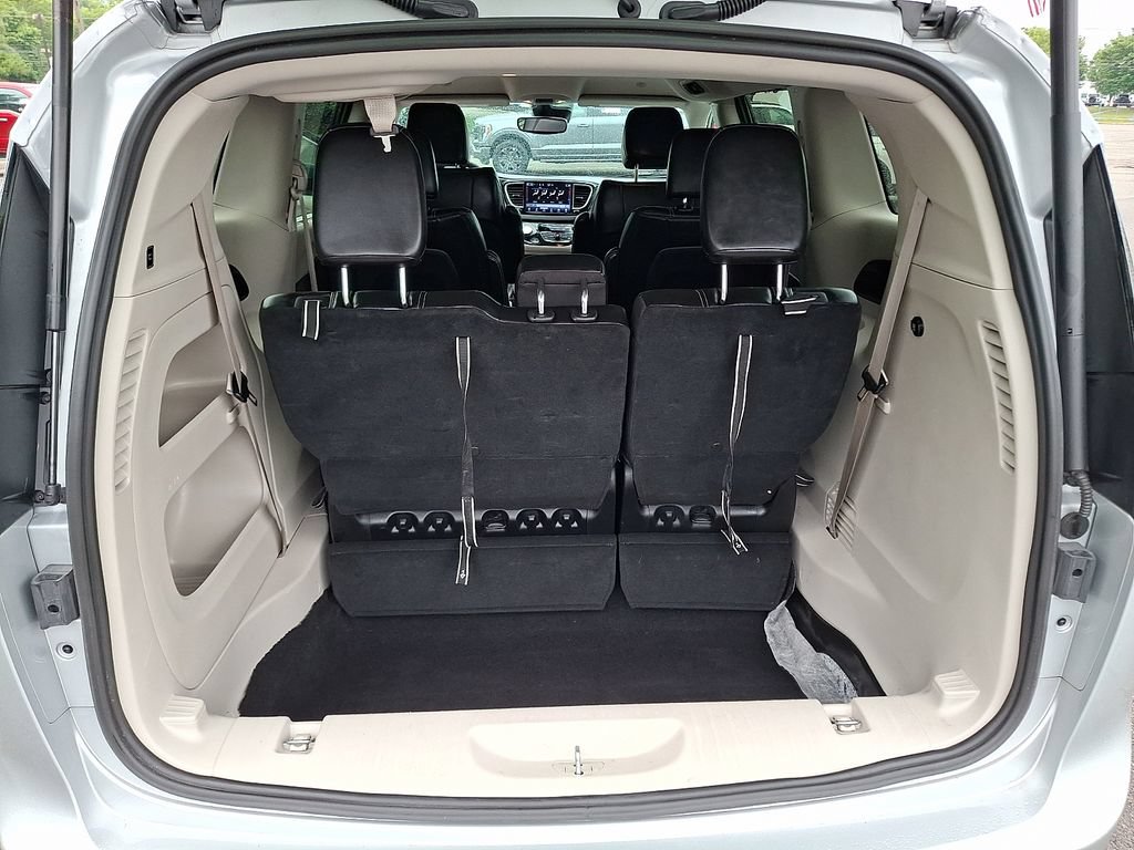 Used 2024 Chrysler Pacifica Touring-L FWD image 30