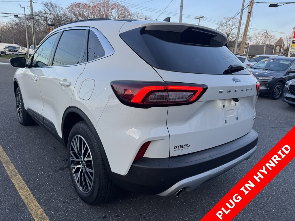 Certified 2025 Ford Escape SE image 2