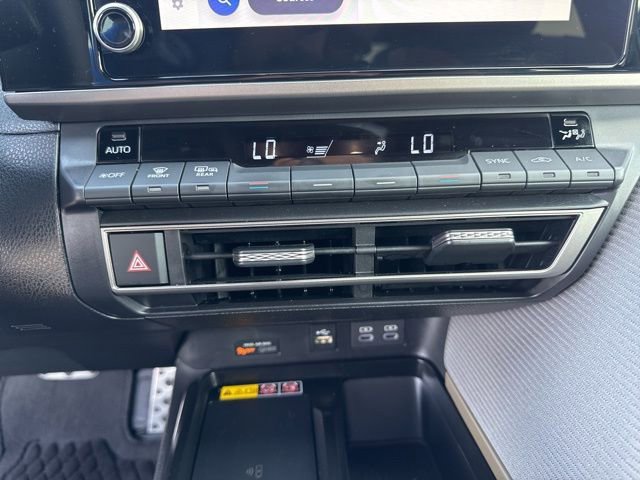 Used 2025 Toyota Camry SE w/ Convenience Package FWD image 27