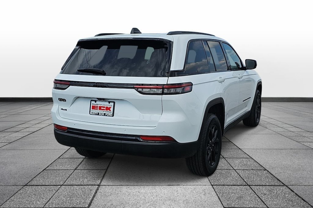 Used 2025 Jeep Grand Cherokee Altitude AWD/4WD image 5