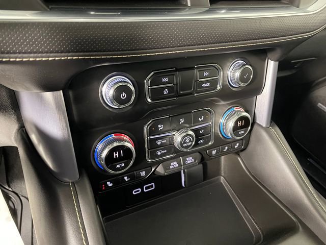 Used 2023 GMC Yukon SLT w/ SLT Luxury Package image 16