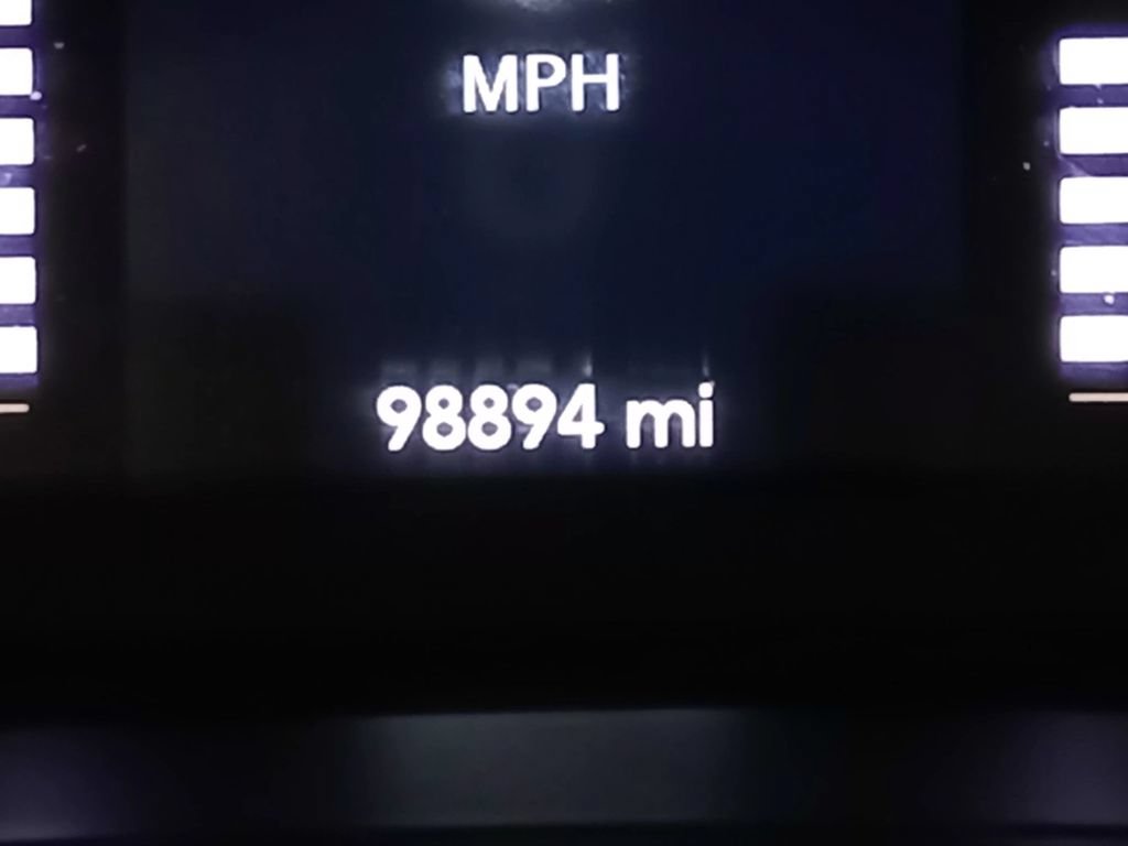 Used 2019 Jeep Cherokee Latitude w/ Cold Weather Group FWD image 20