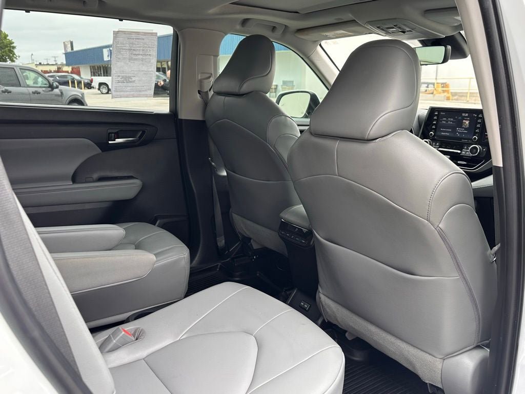 Used 2022 Toyota Highlander XLE AWD/4WD image 22