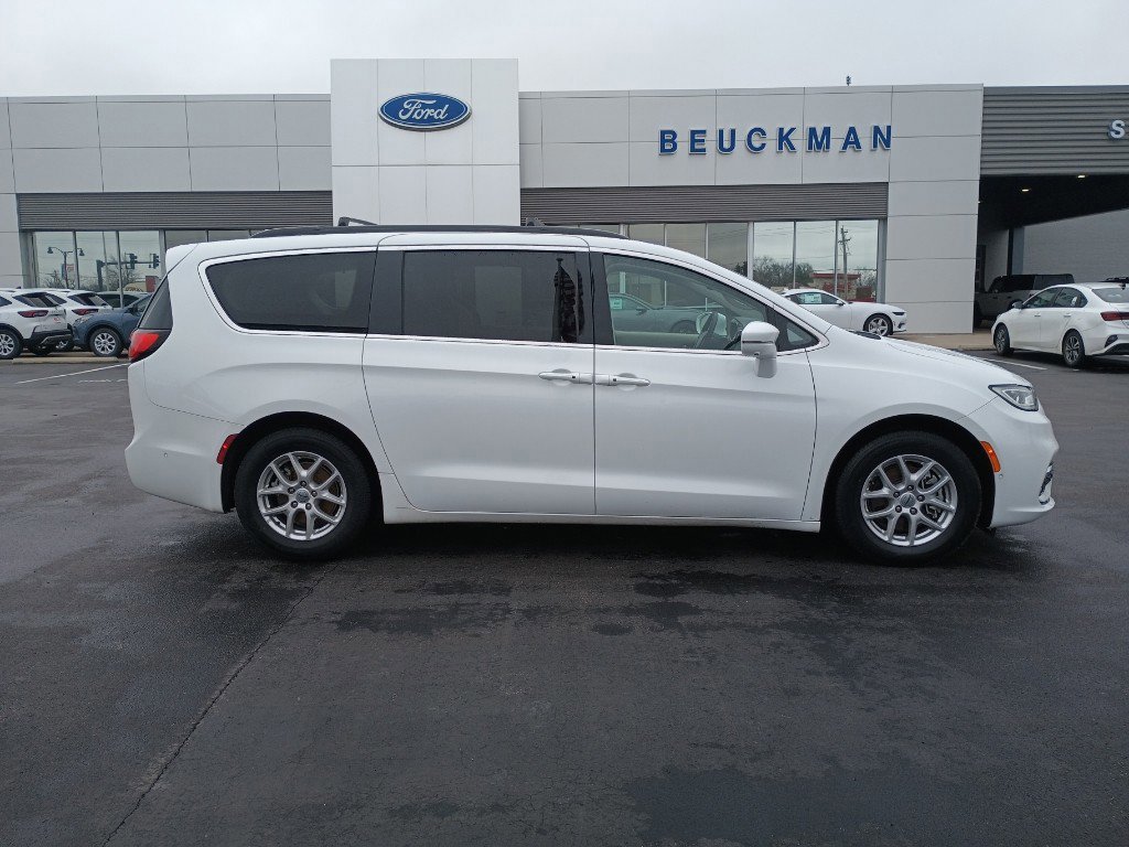 Used 2022 Chrysler Pacifica Touring-L w/ Uconnect Theater Family Group image 6