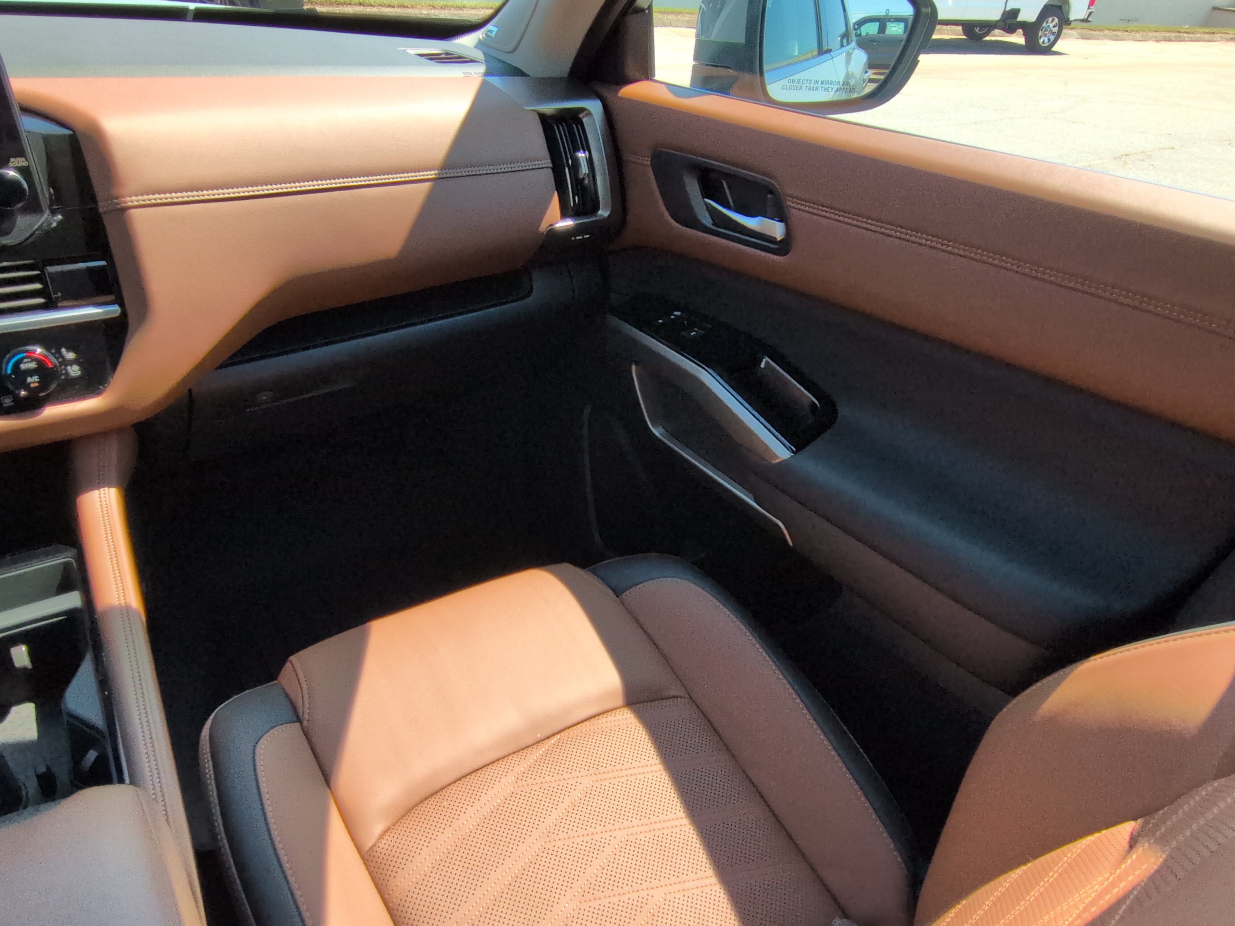 Used 2025 Nissan Pathfinder Platinum FWD image 15