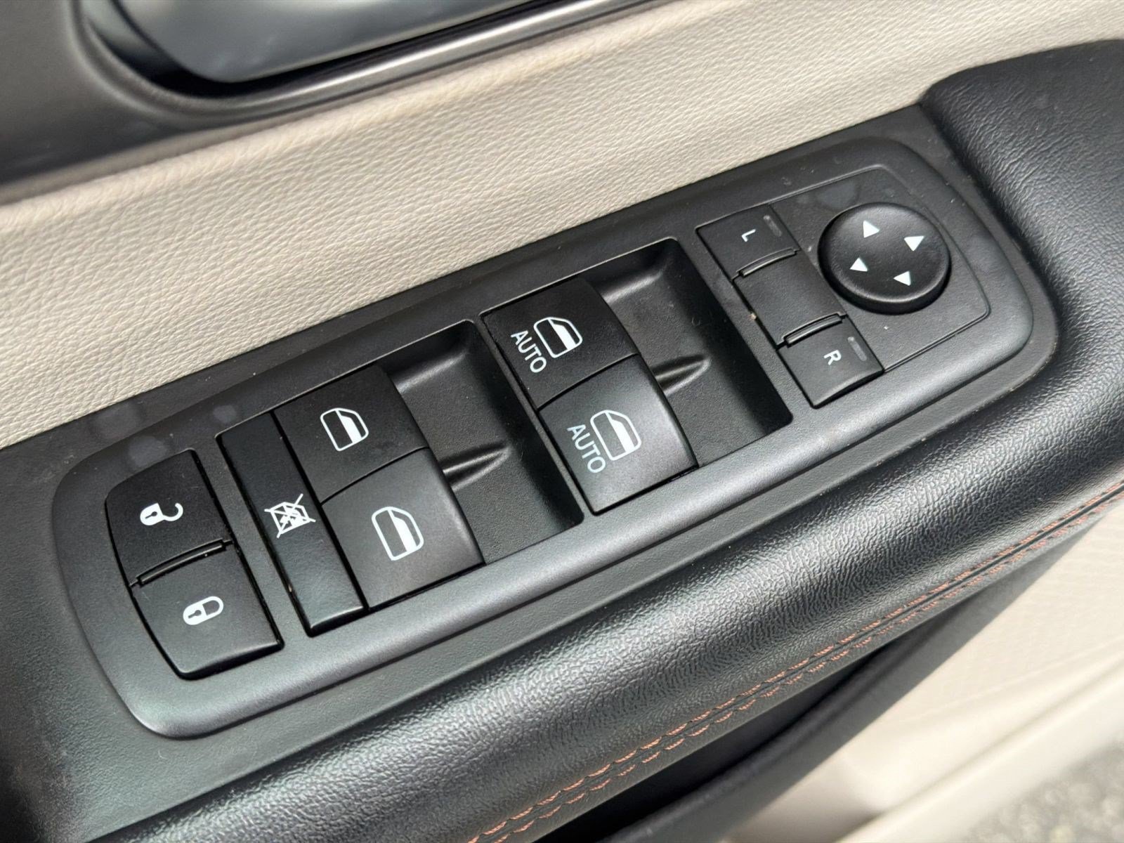 Used 2020 Chrysler Pacifica Touring FWD image 24
