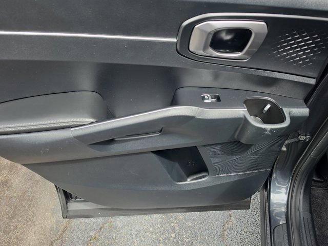 Used 2023 Kia Sorento S image 12