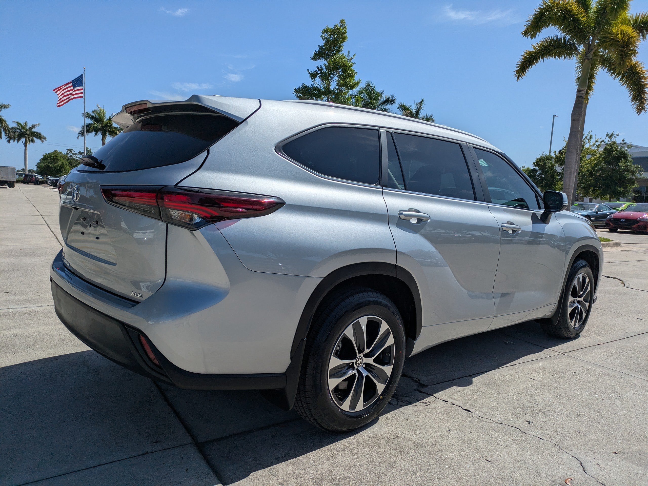 Used 2025 Toyota Highlander XLE FWD image 4