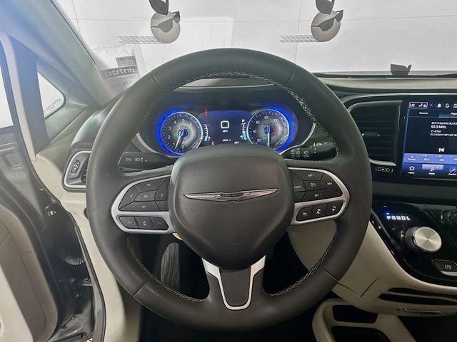 Used 2022 Chrysler Pacifica Touring-L image 11