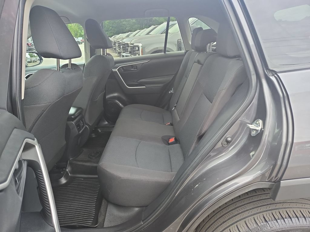 Used 2022 Toyota RAV4 LE AWD/4WD image 4