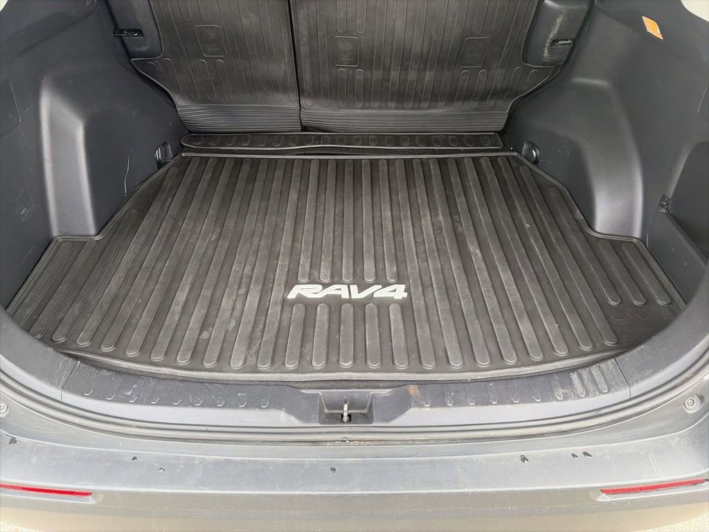 Used 2021 Toyota RAV4 LE AWD/4WD image 12