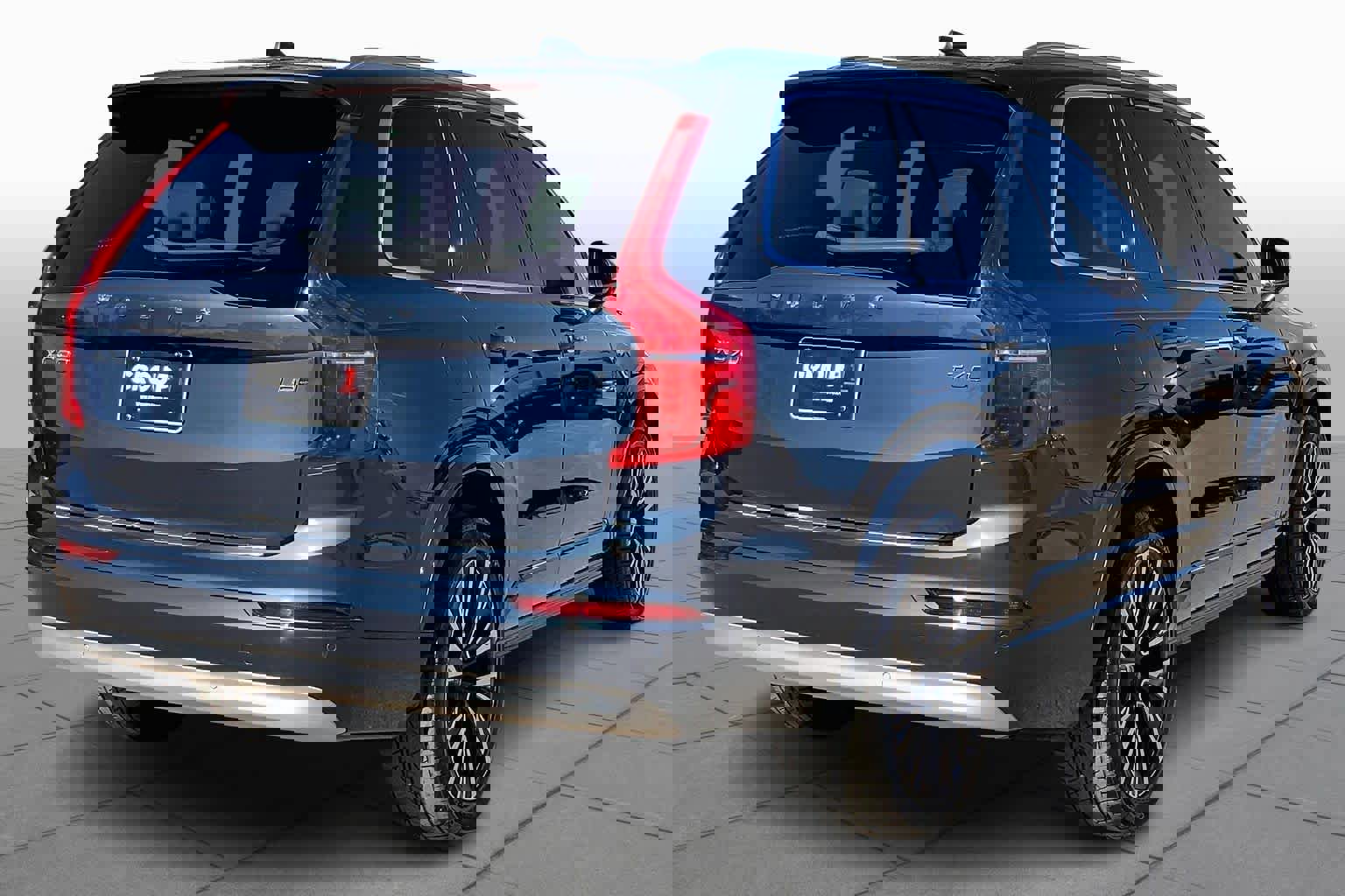 Used 2022 Volvo XC90 T6 Momentum w/ Advanced Package image 3