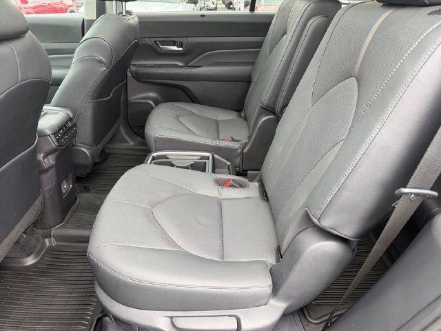 Used 2025 Toyota Grand Highlander AWD image 13