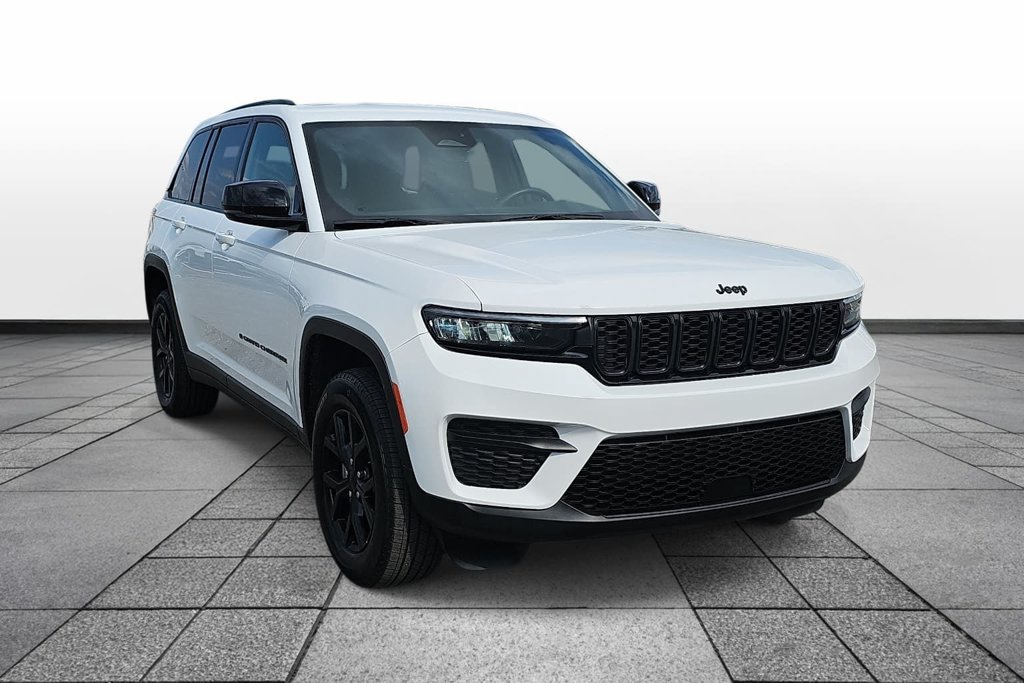Used 2025 Jeep Grand Cherokee Altitude AWD/4WD image 3