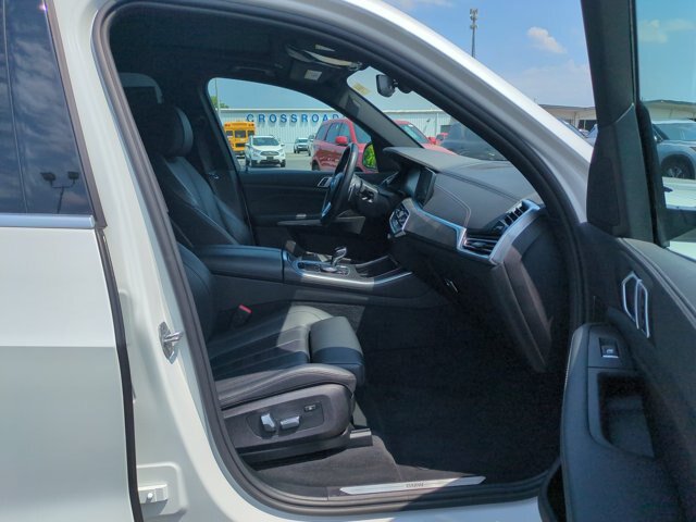Used 2022 BMW X5 xDrive40i w/ Parking Assistance Package AWD/4WD image 34