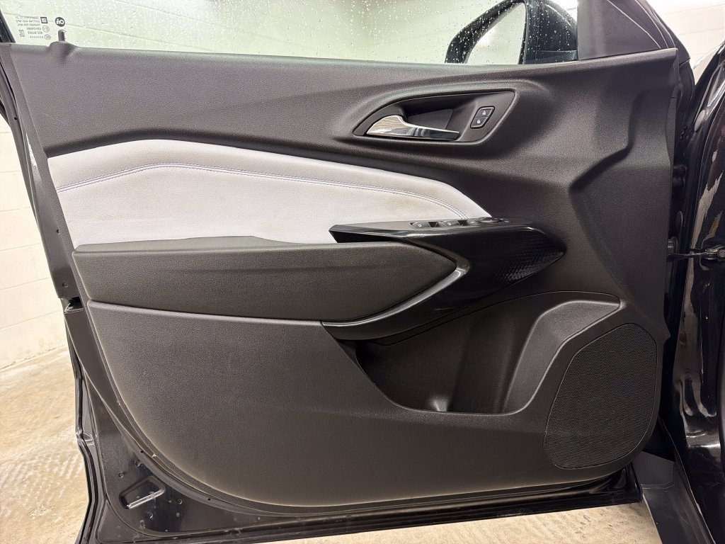 Used 2025 Chevrolet Trax LT FWD image 16