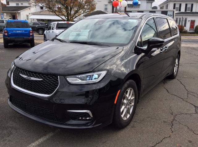 Used 2024 Chrysler Pacifica Touring-L image 5