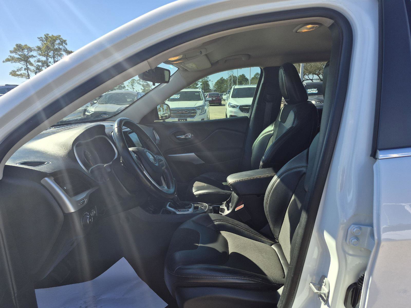 Used 2018 Jeep Cherokee Latitude Plus image 14