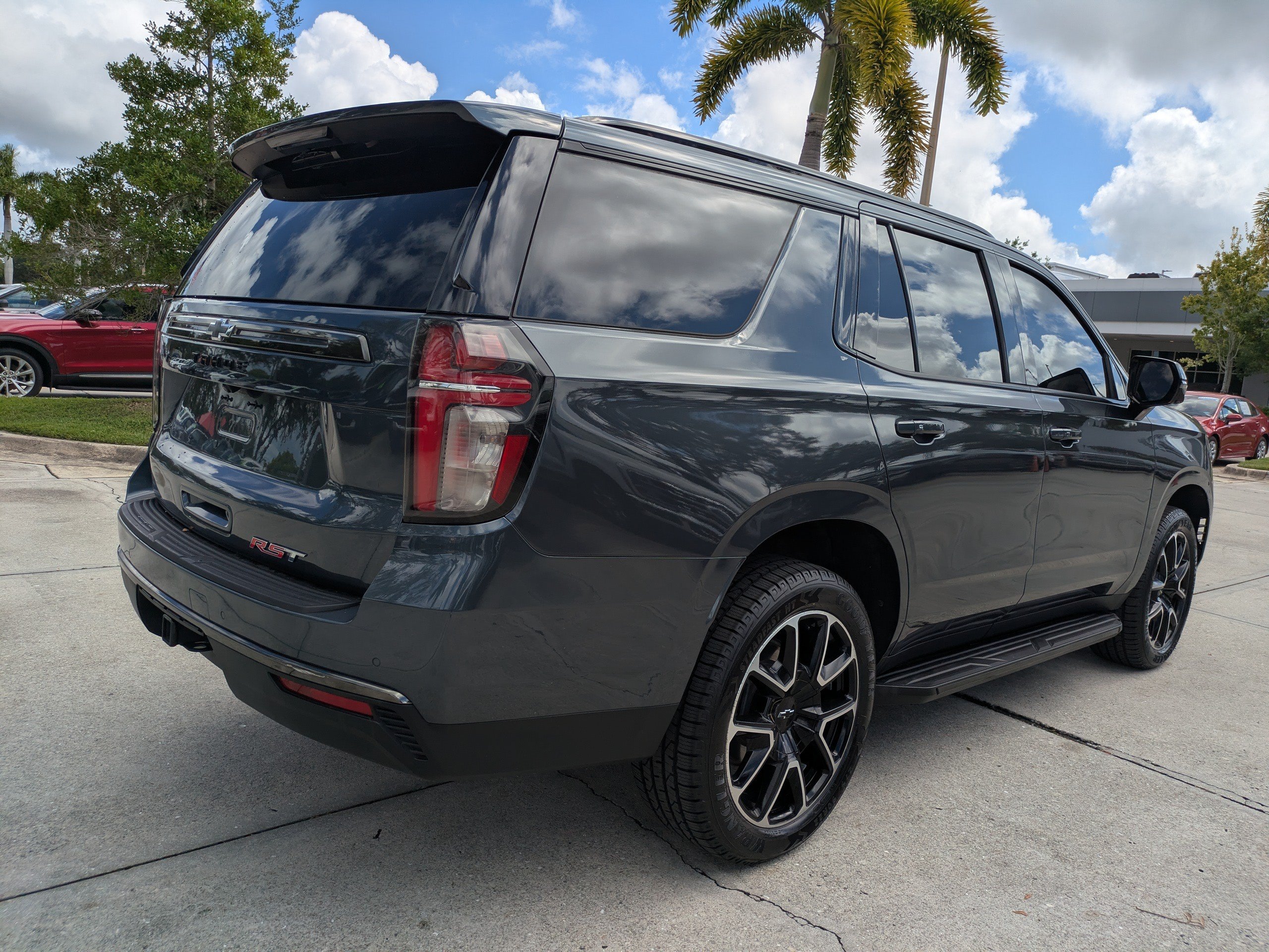 Used 2021 Chevrolet Tahoe RST w/ Luxury Package RWD image 4