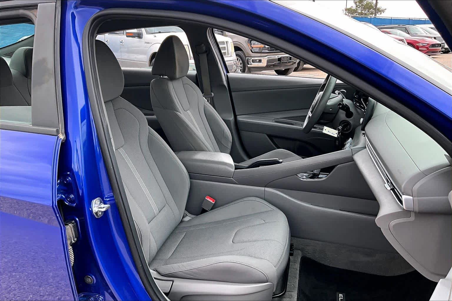Used 2024 Hyundai Elantra SE FWD image 11