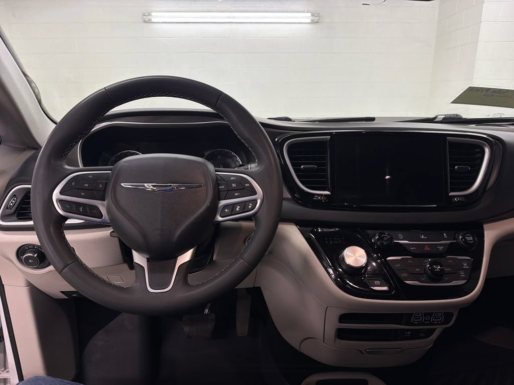Used 2022 Chrysler Pacifica Touring-L FWD image 9