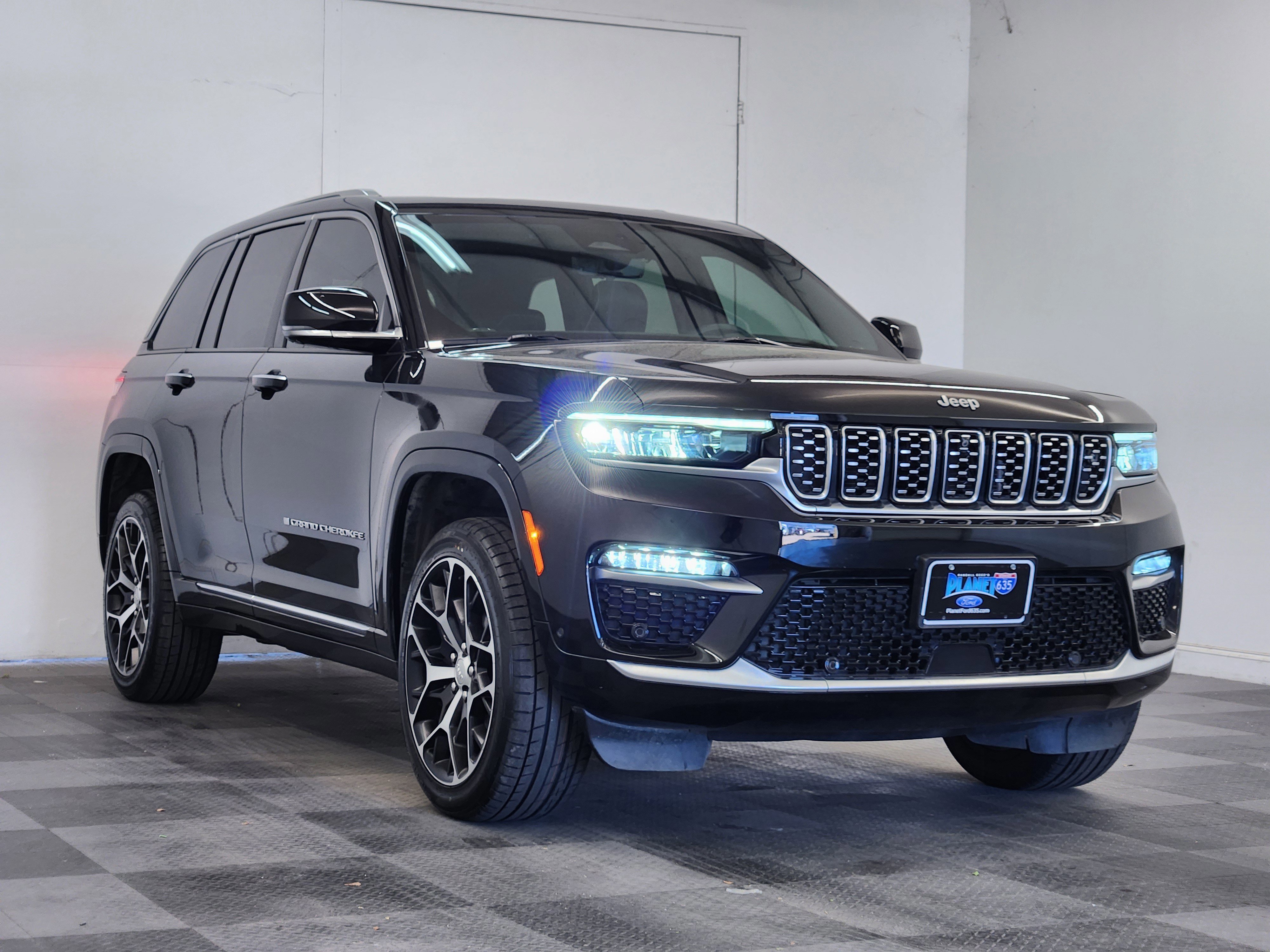 Used 2023 Jeep Grand Cherokee Summit image 6