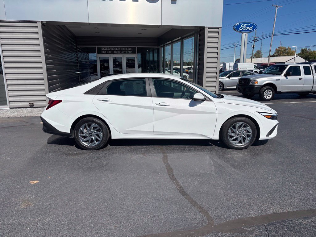 Used 2024 Hyundai Elantra SEL FWD image 3
