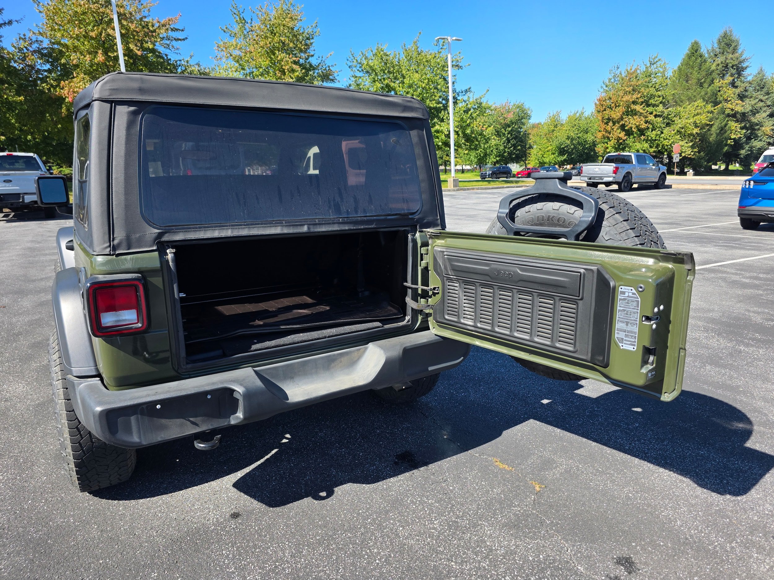 Used 2023 Jeep Wrangler Sport AWD/4WD image 9