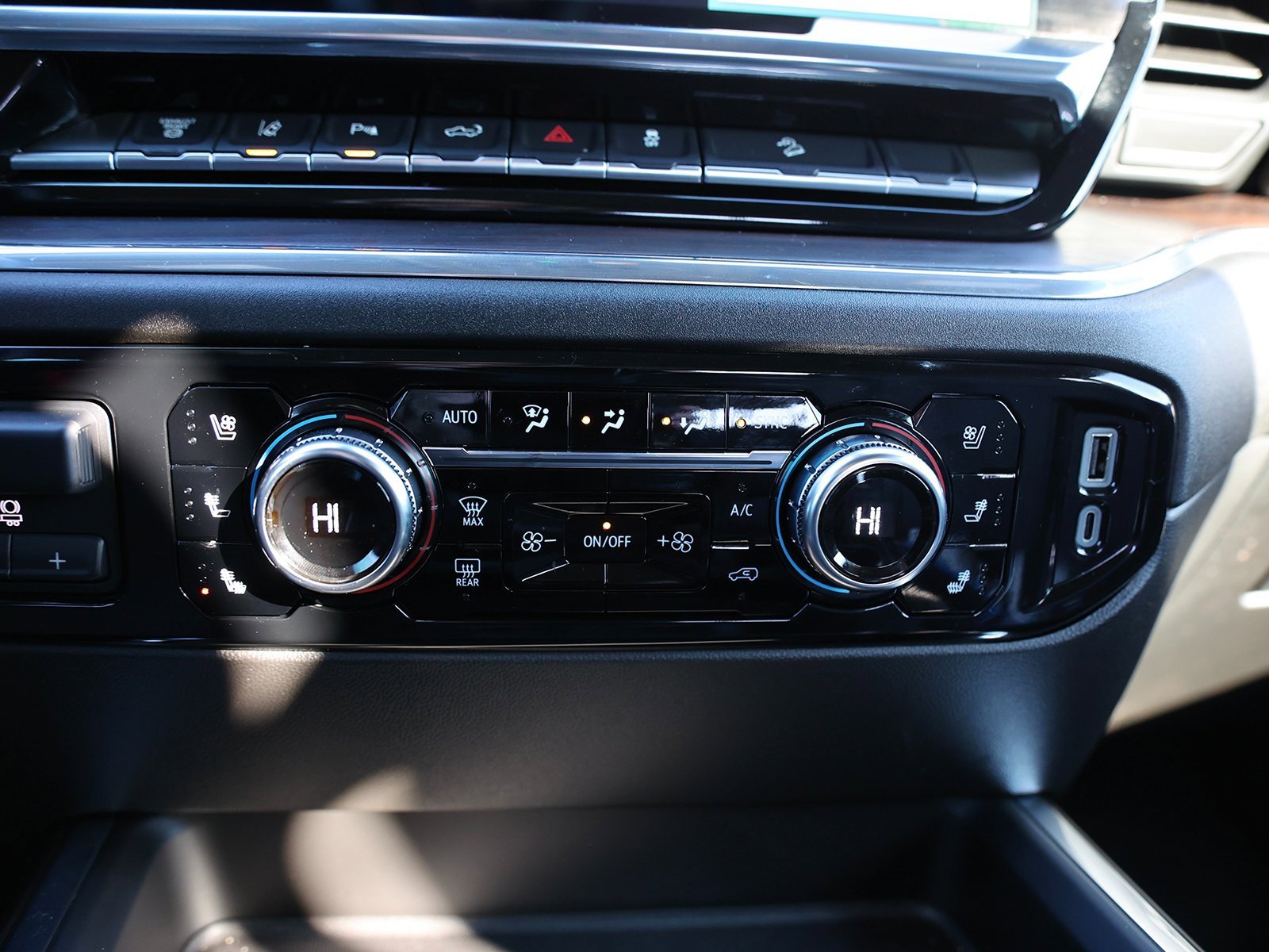 Used 2025 GMC Sierra 2500 SLT w/ SLT Premium Package image 29