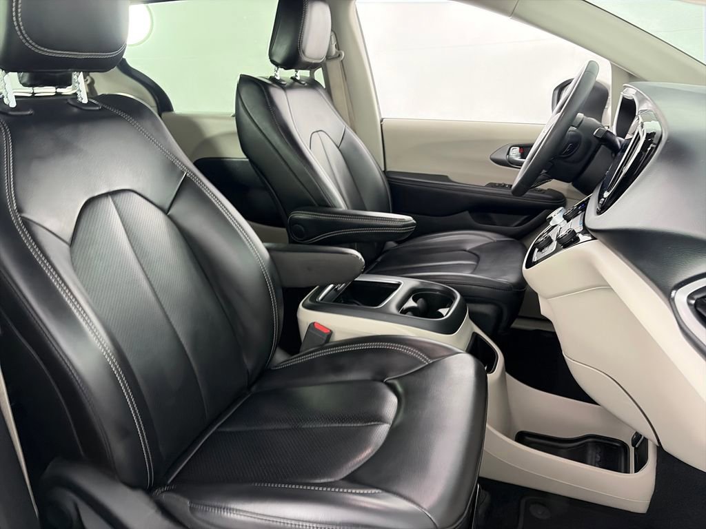 Used 2023 Chrysler Pacifica Touring-L FWD image 30