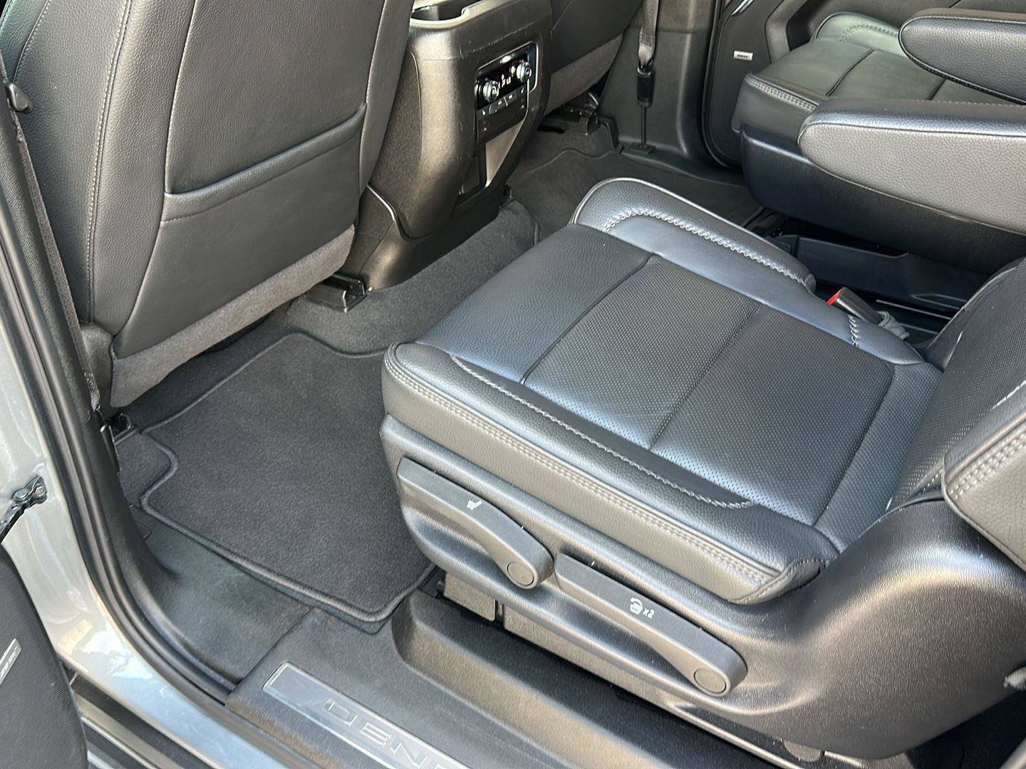 Used 2025 GMC Yukon XL Denali RWD image 24