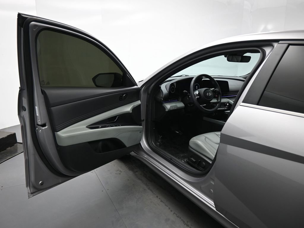 Used 2024 Hyundai Elantra Limited image 36