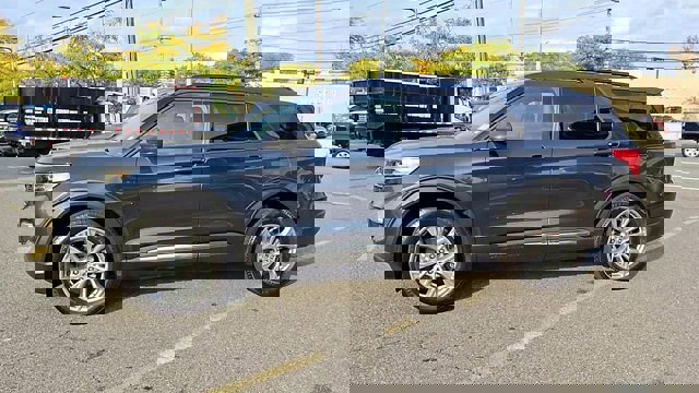 Certified 2022 Ford Explorer XLT w/ Equipment Group 202A image 3