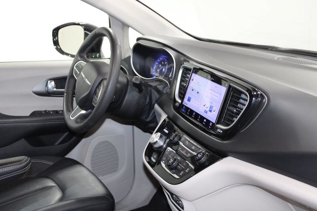 Used 2024 Chrysler Pacifica Touring-L FWD image 30