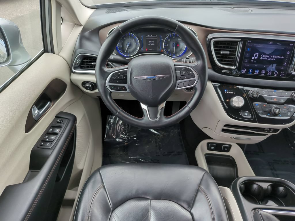 Used 2018 Chrysler Pacifica Touring-L FWD image 16