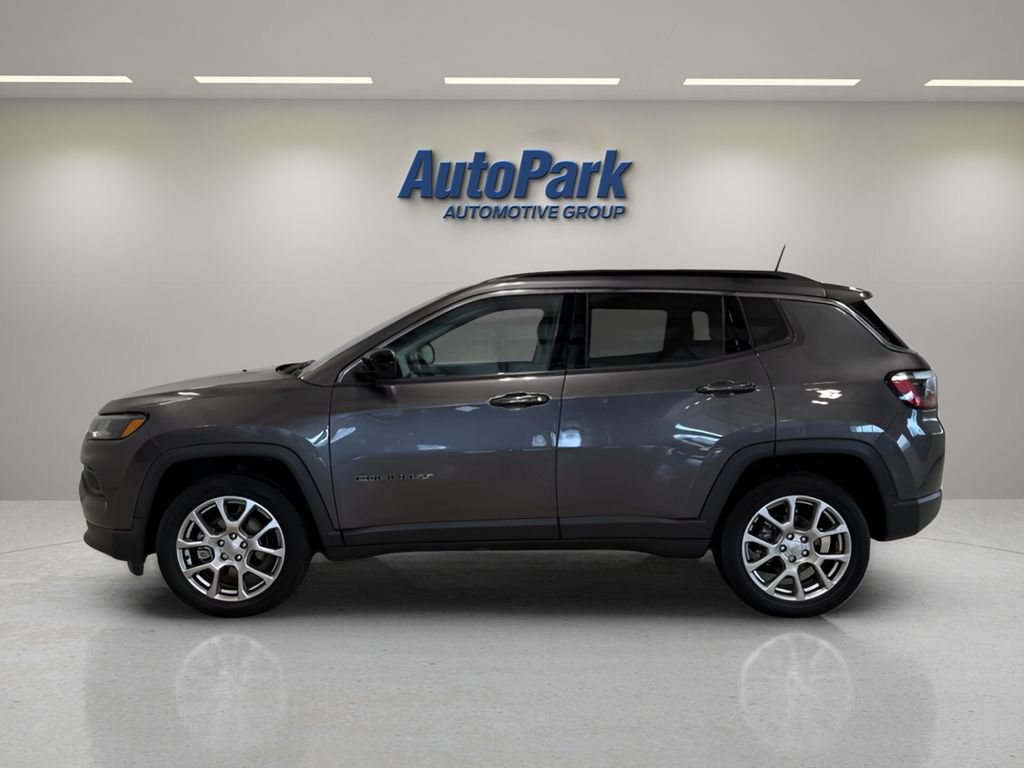 Used 2022 Jeep Compass Latitude w/ Sun and Sound Group AWD/4WD image 4