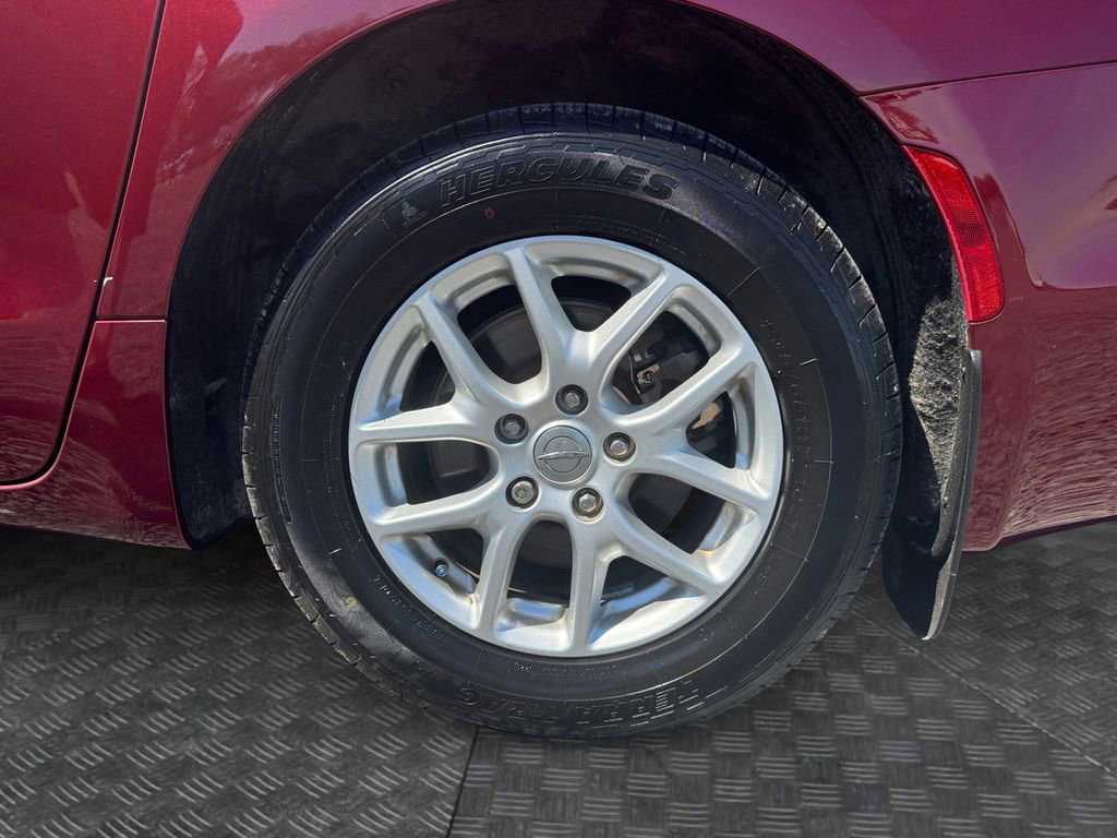 Used 2020 Chrysler Pacifica Touring w/ Advanced Safetytec Group FWD image 17