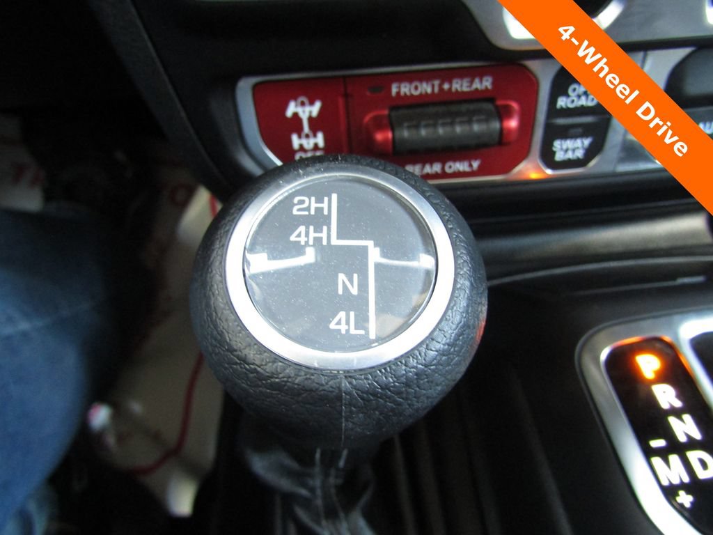Used 2025 Jeep Wrangler Unlimited Rubicon w/ Convenience Group AWD/4WD image 15