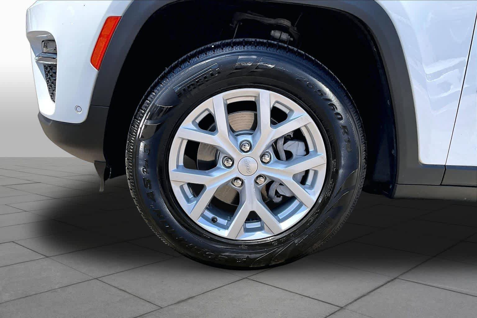 Used 2024 Jeep Grand Cherokee Limited w/ Luxury Tech Group II RWD image 13