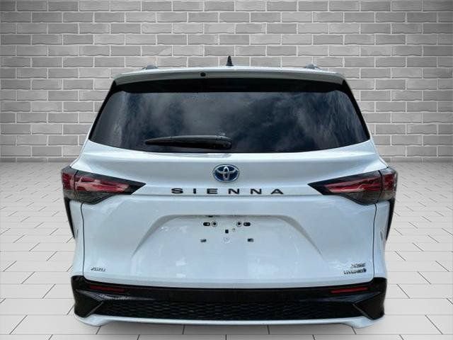 Used 2023 Toyota Sienna XSE w/ XSE Plus Package AWD/4WD image 4