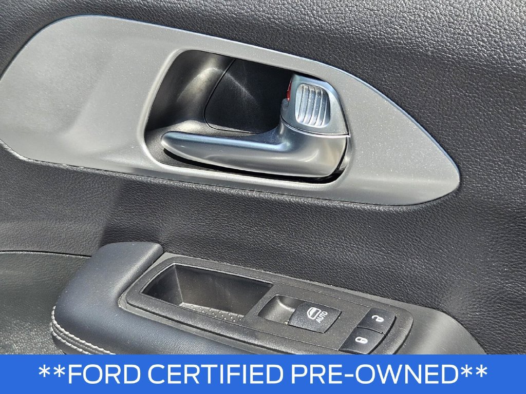 Used 2023 Chrysler Pacifica Touring FWD image 13