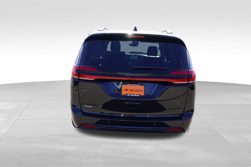 Used 2025 Chrysler Pacifica Limited FWD image 6