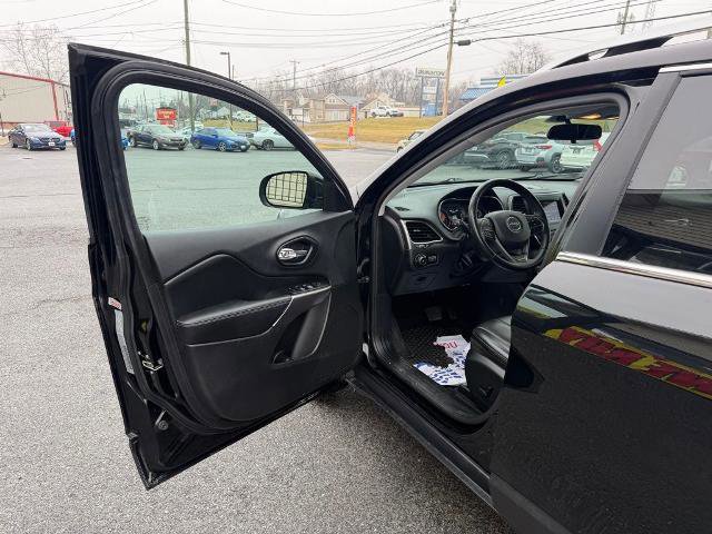 Used 2019 Jeep Cherokee Latitude Plus w/ Cold Weather Group image 9