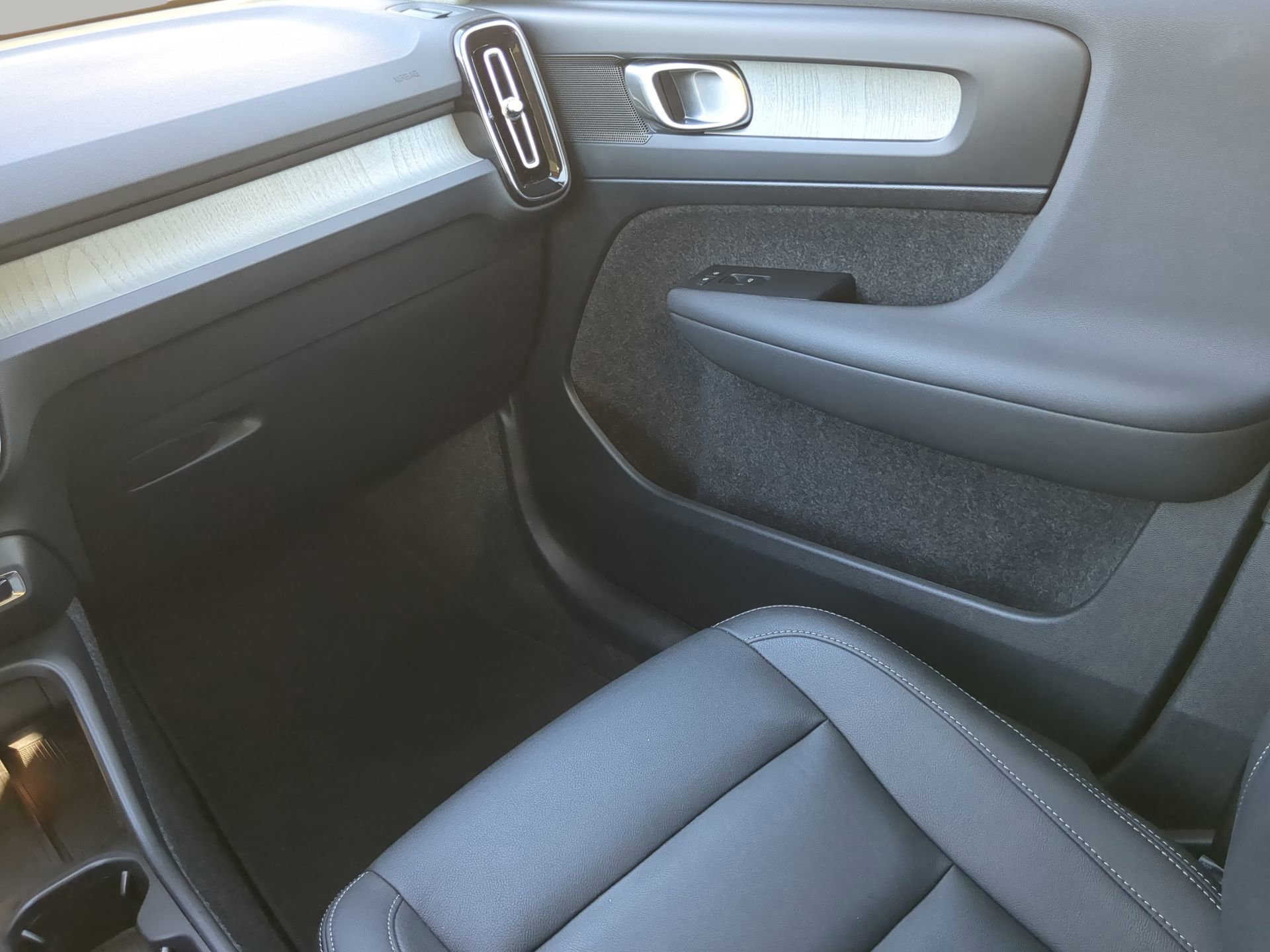 Used 2025 Volvo XC40 B5 Core image 45