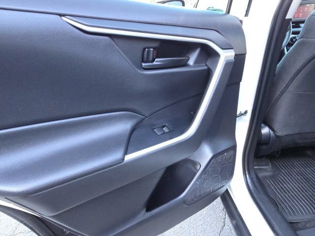 Used 2022 Toyota RAV4 LE AWD/4WD image 38