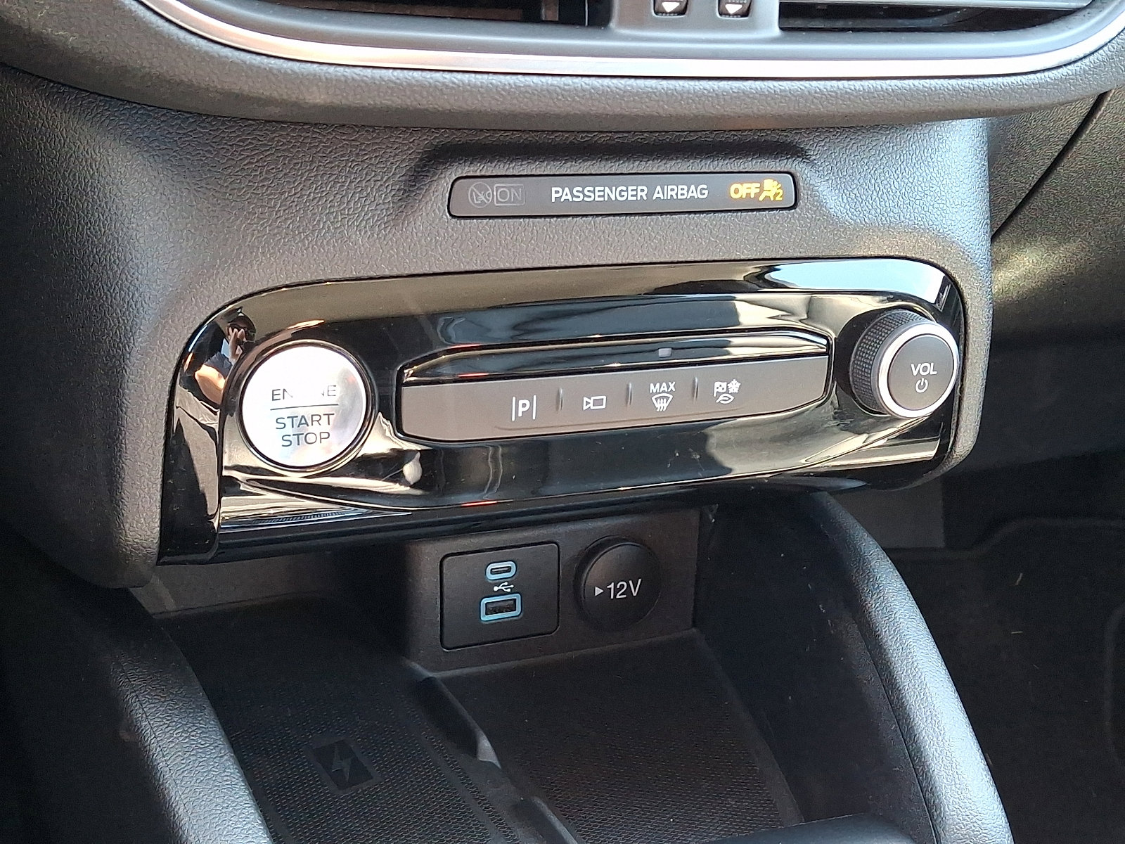 Certified 2023 Ford Escape Platinum w/ Class II Trailer Tow Package FWD image 18