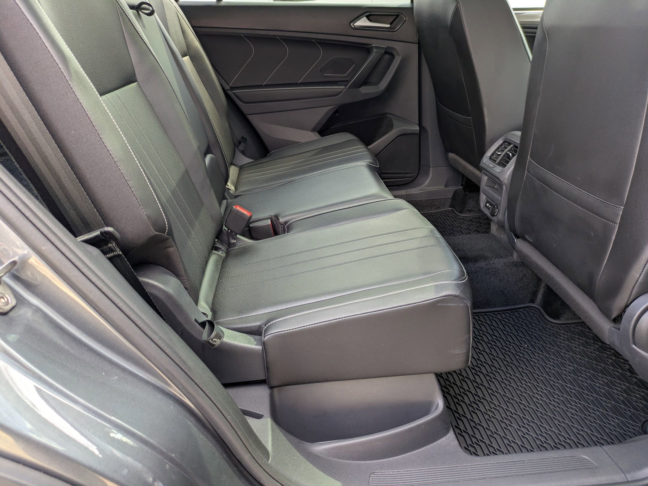 Used 2024 Volkswagen Tiguan SE R-Line image 35